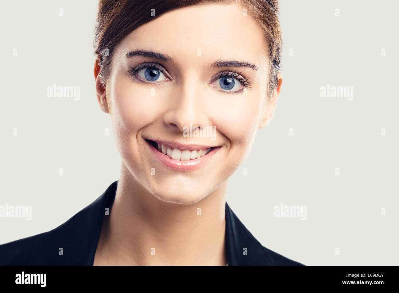 Ritratto di una bella donna bionda con gli occhi blu sorridente Foto Stock