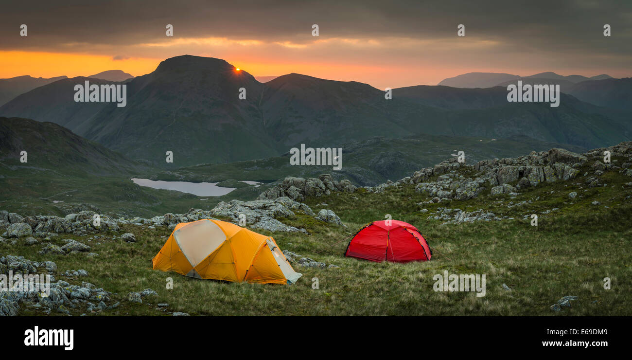 Tende da campo di rocky paesaggio rurale, Keswick, Cumbria, Regno Unito Foto Stock