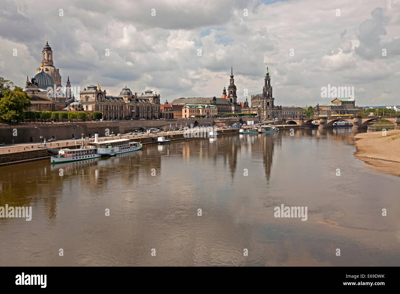 La città di Dresda con il fiume Elba e navi di escursione a Dresda in Sassonia, Germania, Europa Foto Stock