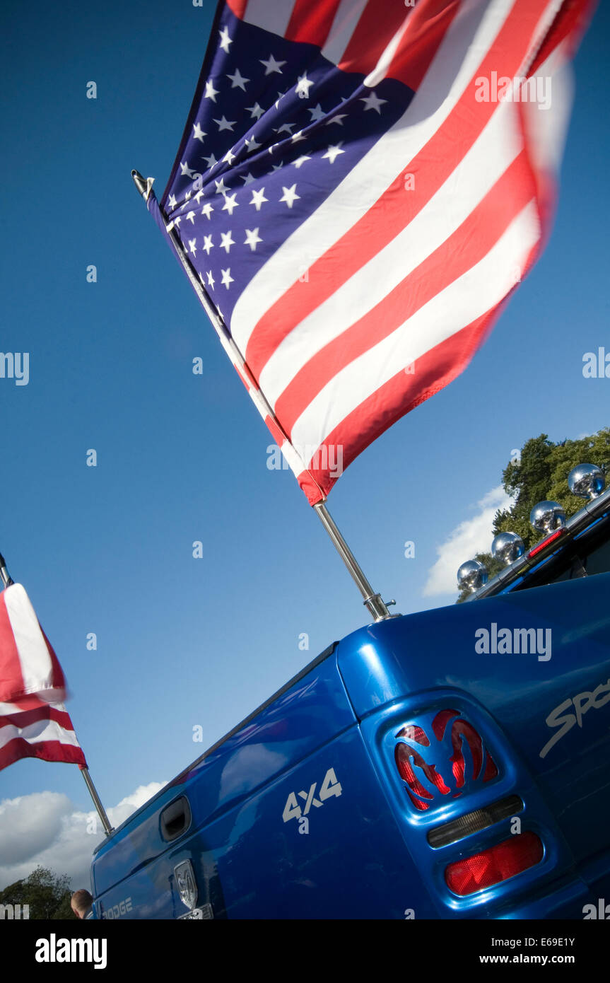 Il gas beone gasguzzler fiscale american pick up truck carrelli raccoglitori raccoglitore bandiere bandiera 4x4 a quattro a quattro suv suv Foto Stock