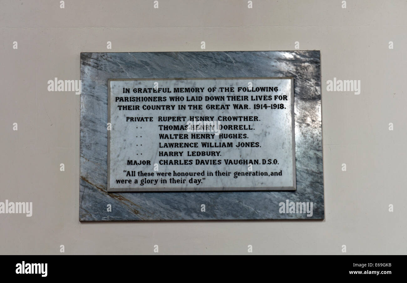 La guerra lapide in San Filippo e la chiesa di San James, Whittington, Worcestershire, England, Regno Unito Foto Stock