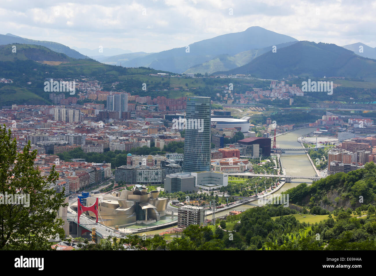 Panorama sul centro di Bilbao, Paesi Baschi, con il famoso Museo Guggenheim Bilbao Foto Stock