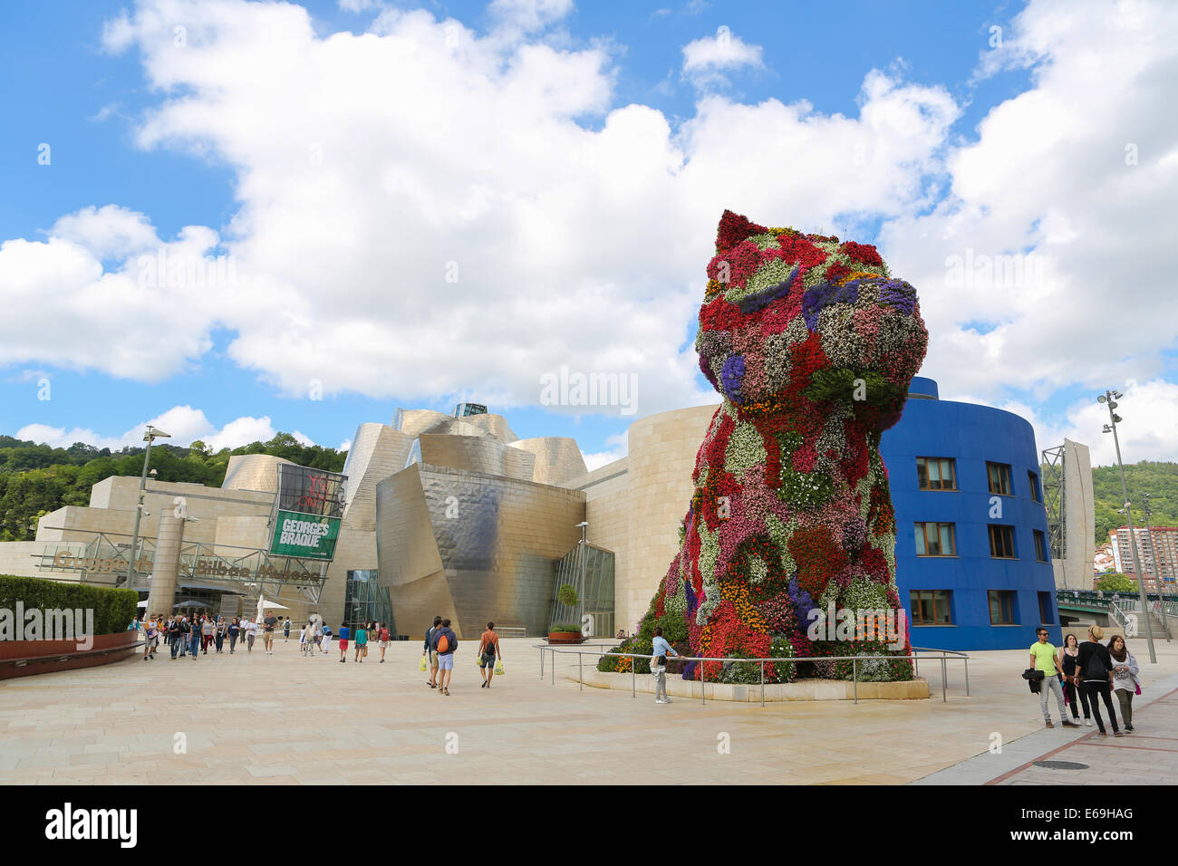 BILBAO, Spagna - 10 luglio 2014: persone non identificate hanno vicino l'opera d'arte 'Cucciolo" di Jeff Koons di fronte al famoso museo Guggenheim Foto Stock
