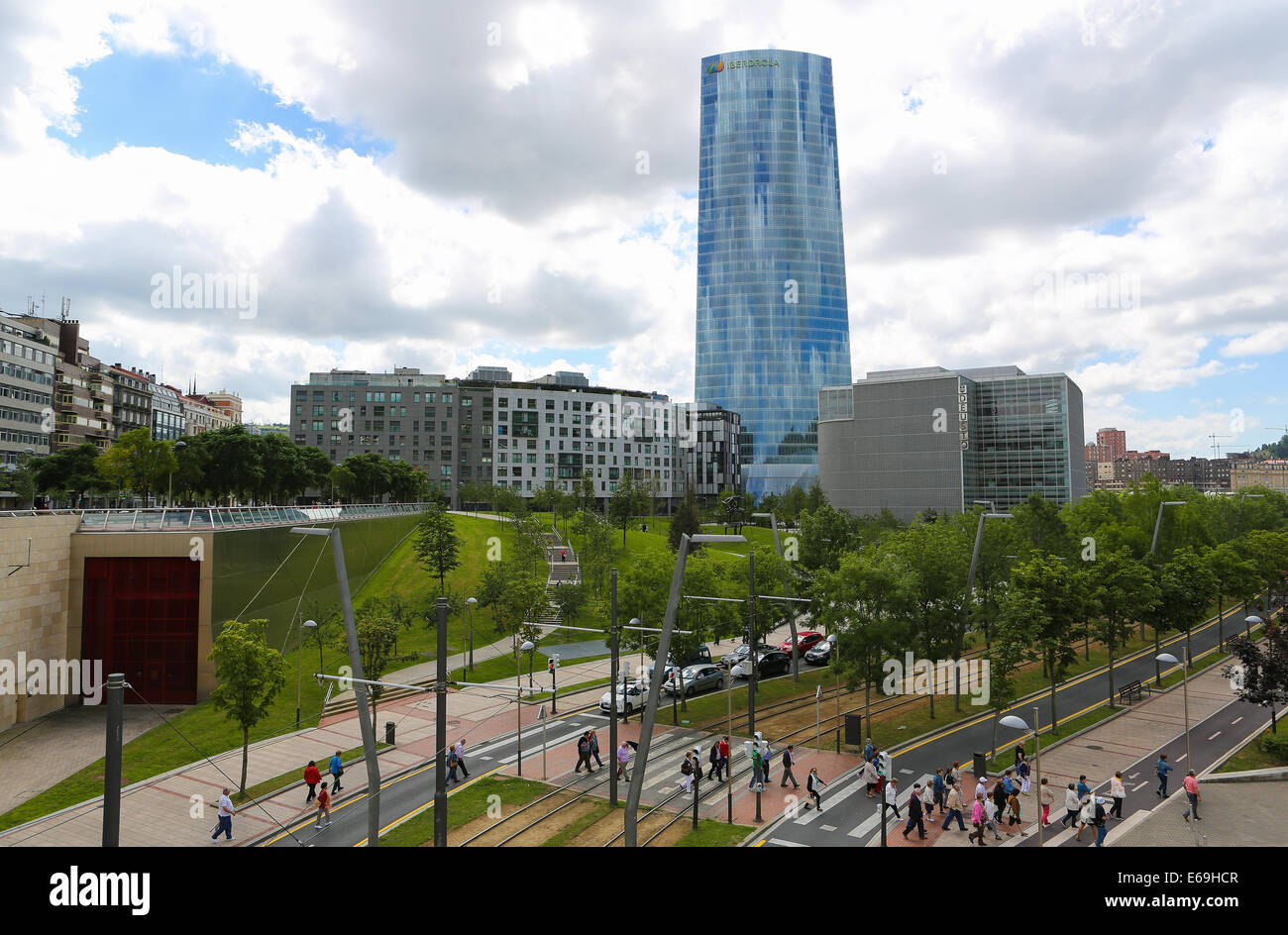 BILBAO, Spagna - 10 luglio 2014: persone non identificate a piedi nella parte anteriore del Iberdrola Tower nel centro di Bilbao, conteggio basco Foto Stock