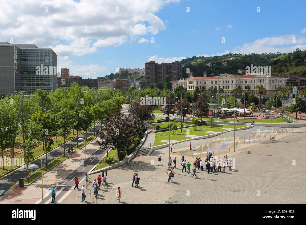 BILBAO, Spagna - 10 luglio 2014: persone non identificate nel centro di Bilbao, Paesi Baschi. Foto Stock