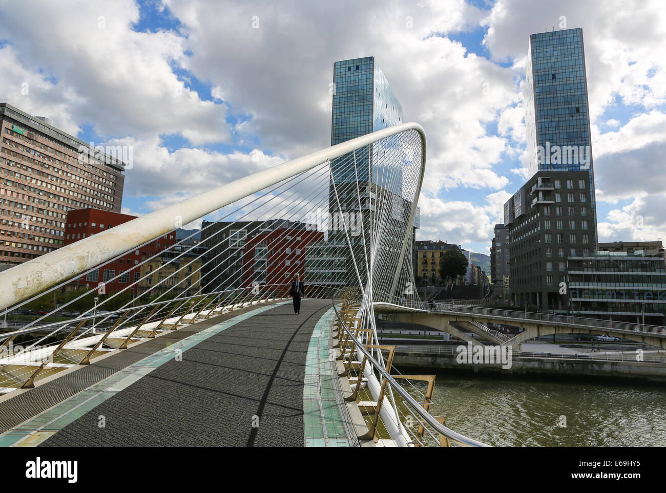 BILBAO, Spagna - 10 luglio 2014: il famoso ponte Zubizuri nel centro di Bilbao, Paesi Baschi. Foto Stock