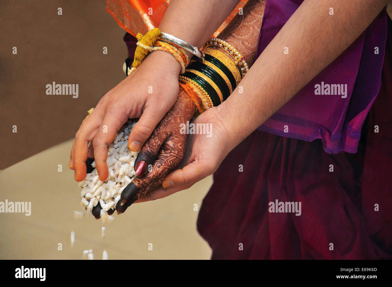 Vivaha homa rituale di nozze rito di buttare il riso in fiocchi nel fuoco sacrificale Pune, Maharashtra Foto Stock