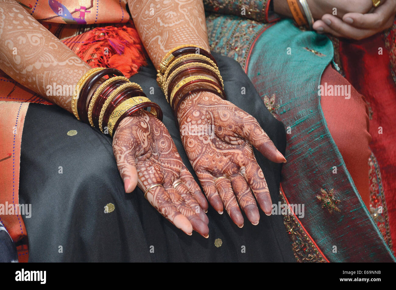 Mehendi o Henna designs in sposa le mani. Pune, Maharashtra Foto Stock