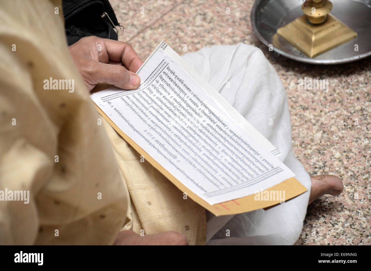 Un pandit lettura santa mantra sanscrito durante il matrimonio induista. Pune, Maharashtra Foto Stock