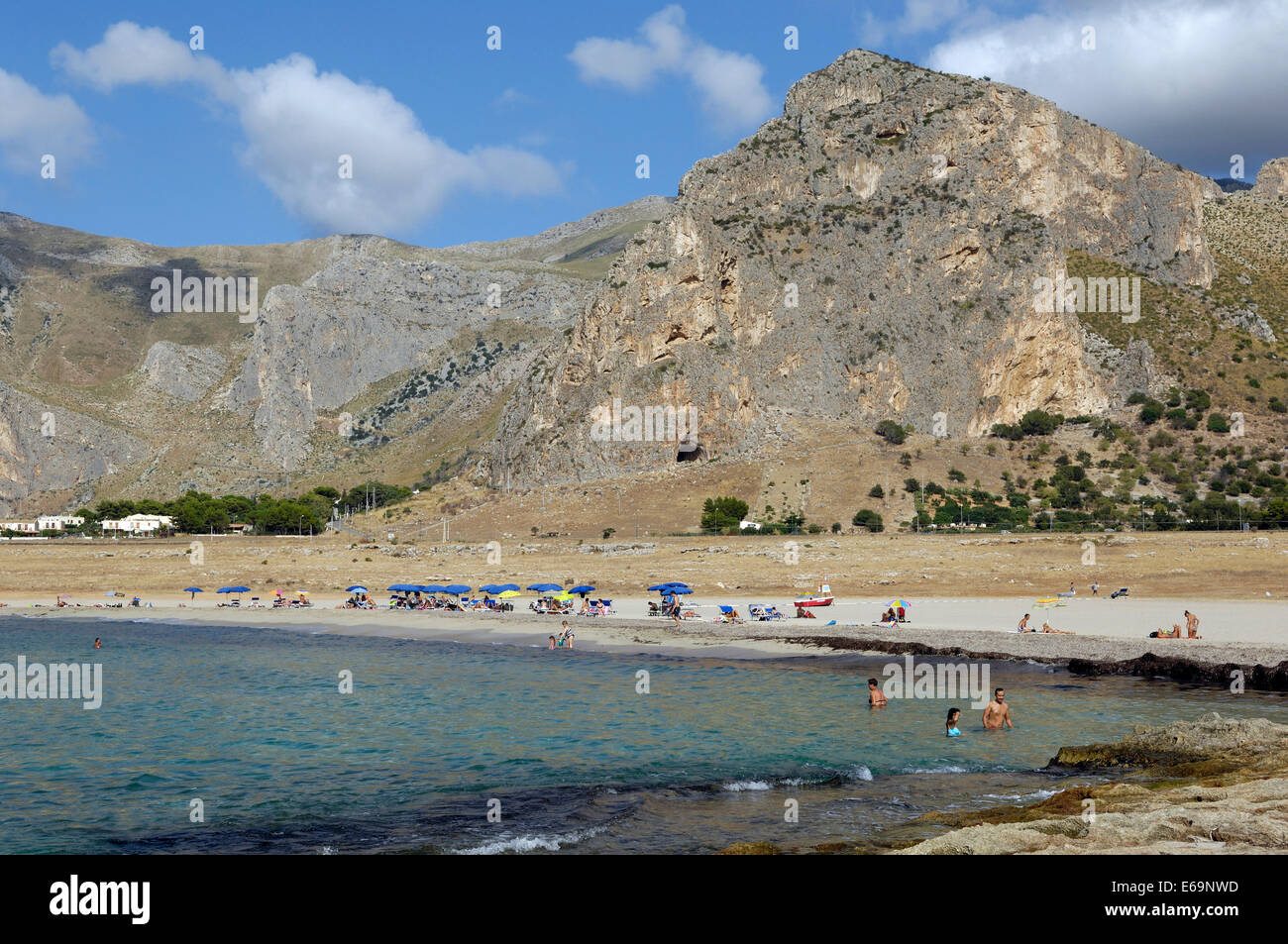 La bellissima spiaggia di Macari sotto il Monte Cofano, Sicilia Foto Stock