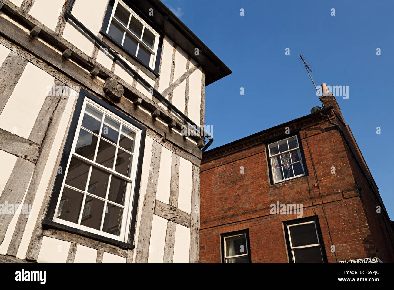 Graticcio e palazzi in mattoni rossi nel centro città, Ludlow, Shropshire, Inghilterra, Regno Unito Foto Stock