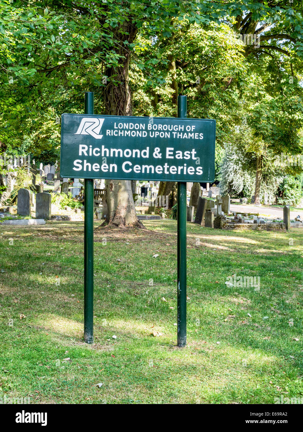 Richmond e ad East Sheen cimitero cimitero e con segno, lapidi e tombe - Richmond upon Thames, Surrey, London, Regno Unito Foto Stock