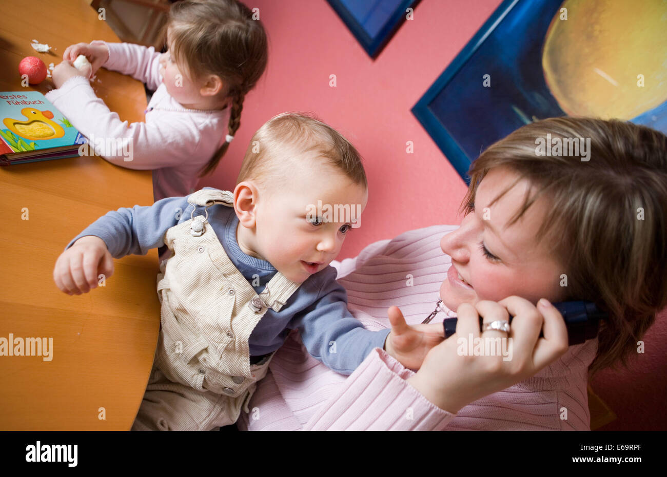 Madre,vita domestica,2 bambini Foto Stock