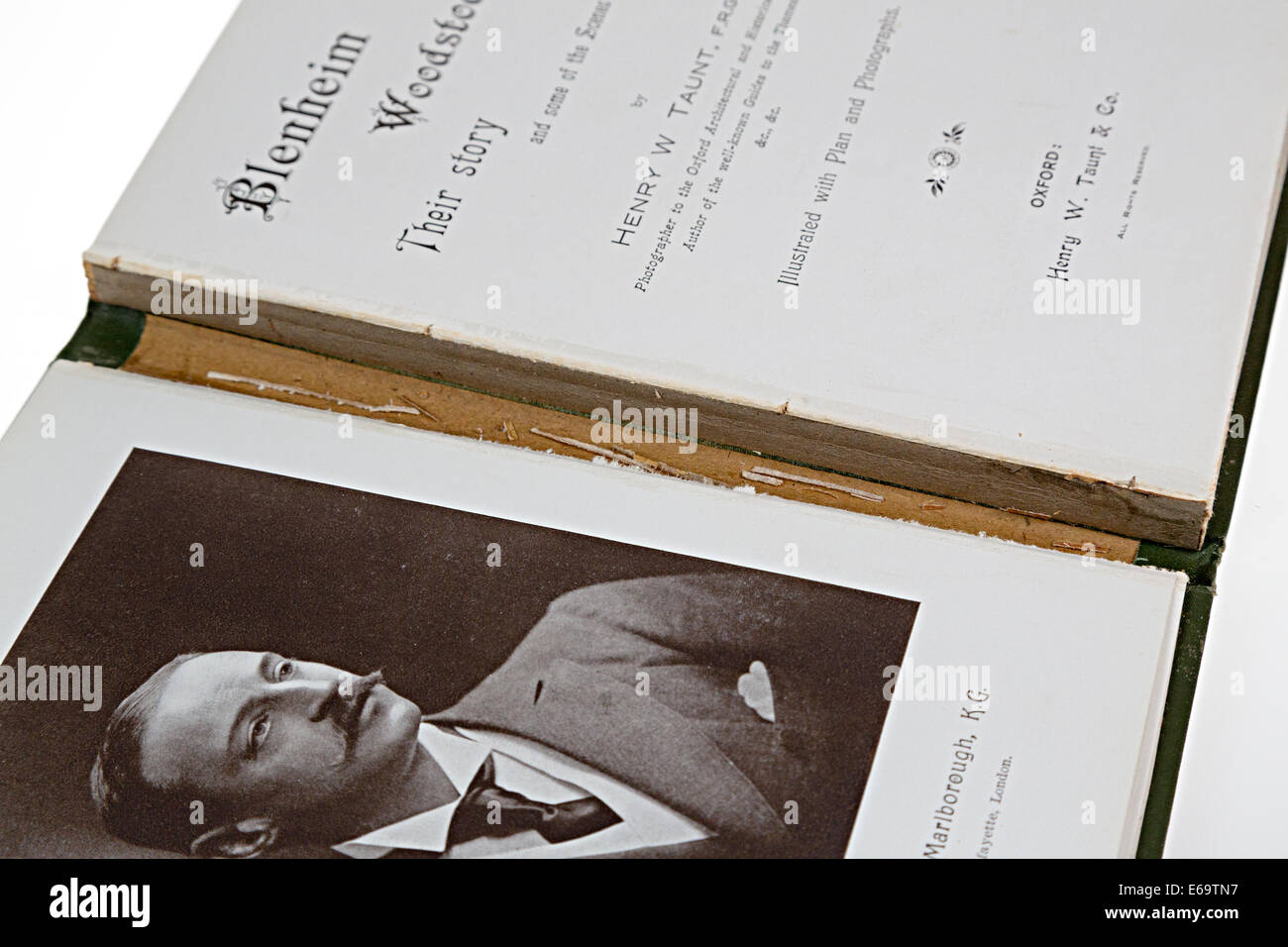 Libro antiquario con colonna vertebrale danneggiato Foto Stock