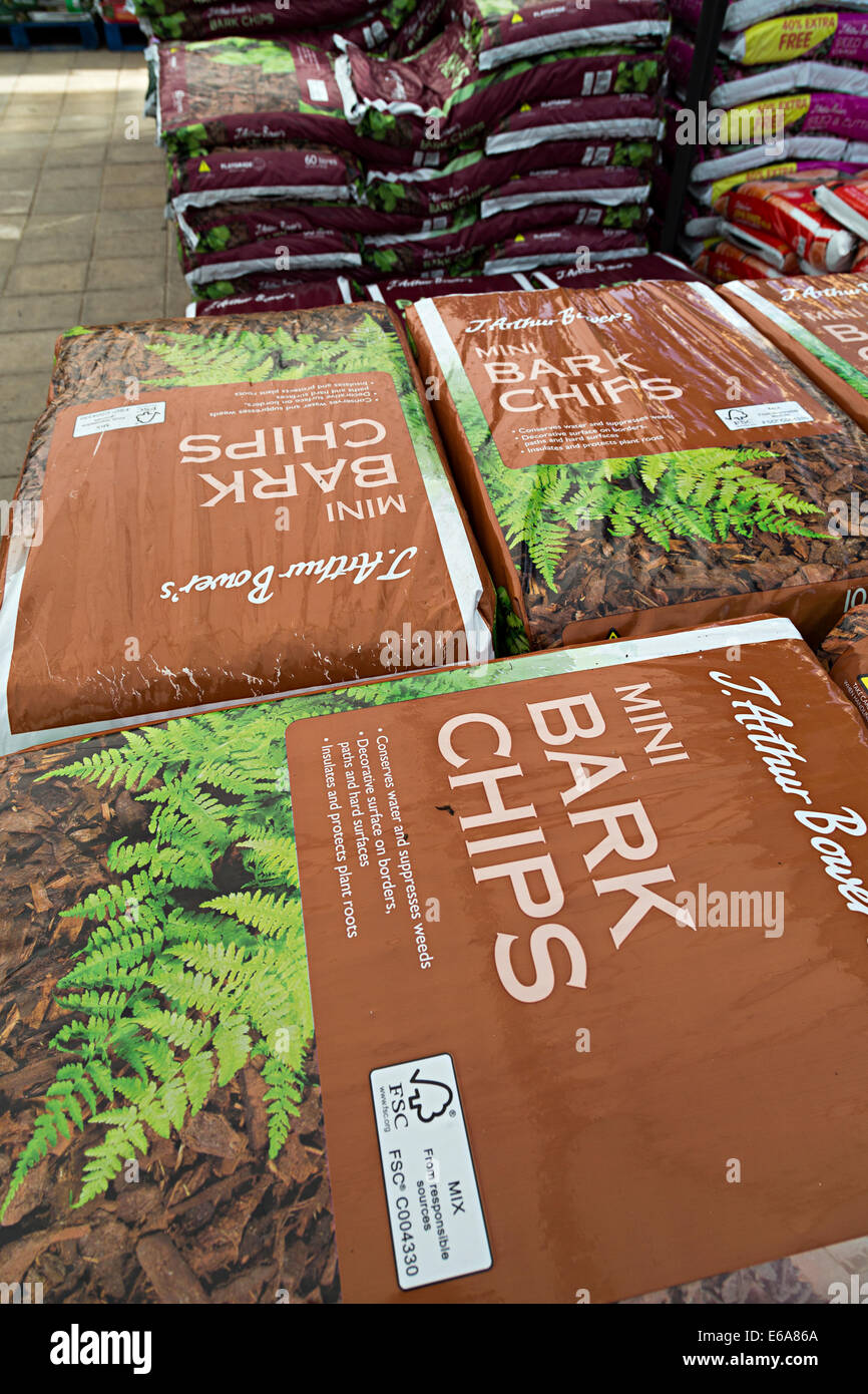 Sacchi di trucioli di corteccia in vendita presso garden center per l'uso del giardino e contrassegnati con il logo FSC, England, Regno Unito Foto Stock