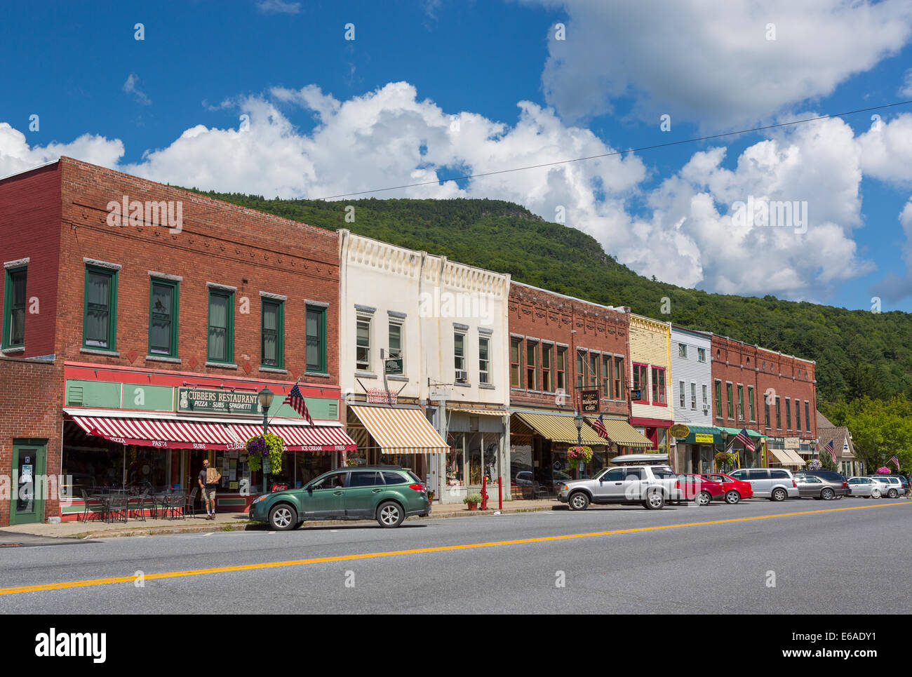 BRISTOL, Vermont, USA - Main Street, Roue 116, e le montagne. Foto Stock