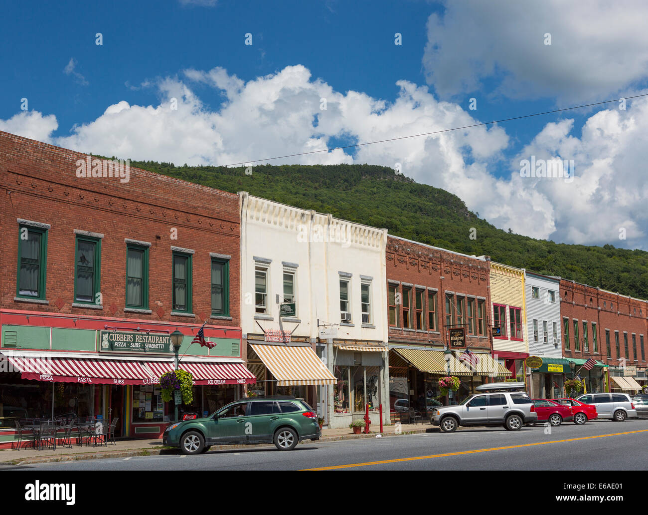 BRISTOL, Vermont, USA - Main Street, Roue 116, e le montagne. Foto Stock