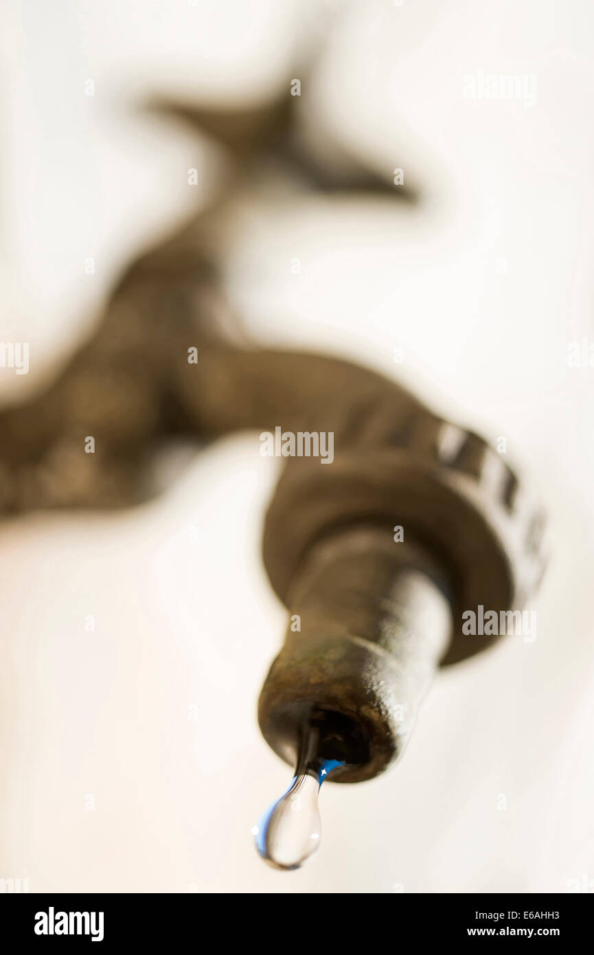 Il vecchio rubinetto di acqua con drop Foto Stock