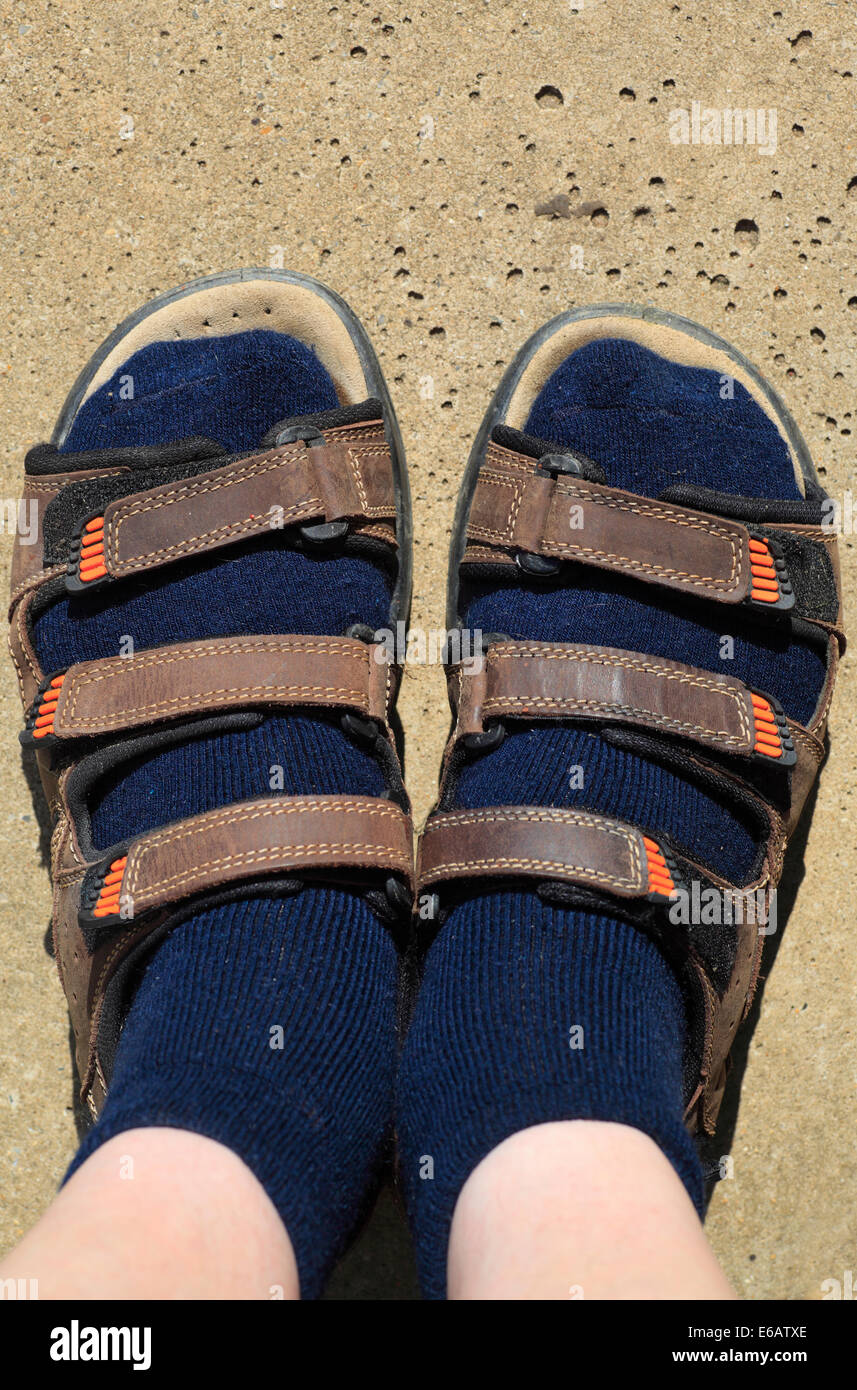 L uomo indossa sandali con i calzini Foto stock - Alamy