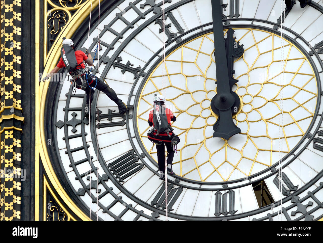 Londra, Regno Unito. 19 Ago, 2014. Pulizia del clockfaces del Big Ben. Per la prima volta dal 2010, i pannelli di vetro nelle quattro facce di orologio della torre di Elizabeth (noto come Big Ben, che è in realtà la campana all'interno) vengono puliti. Si prevede di prendere quattro giorni - un giorno per ogni faccia Foto Stock