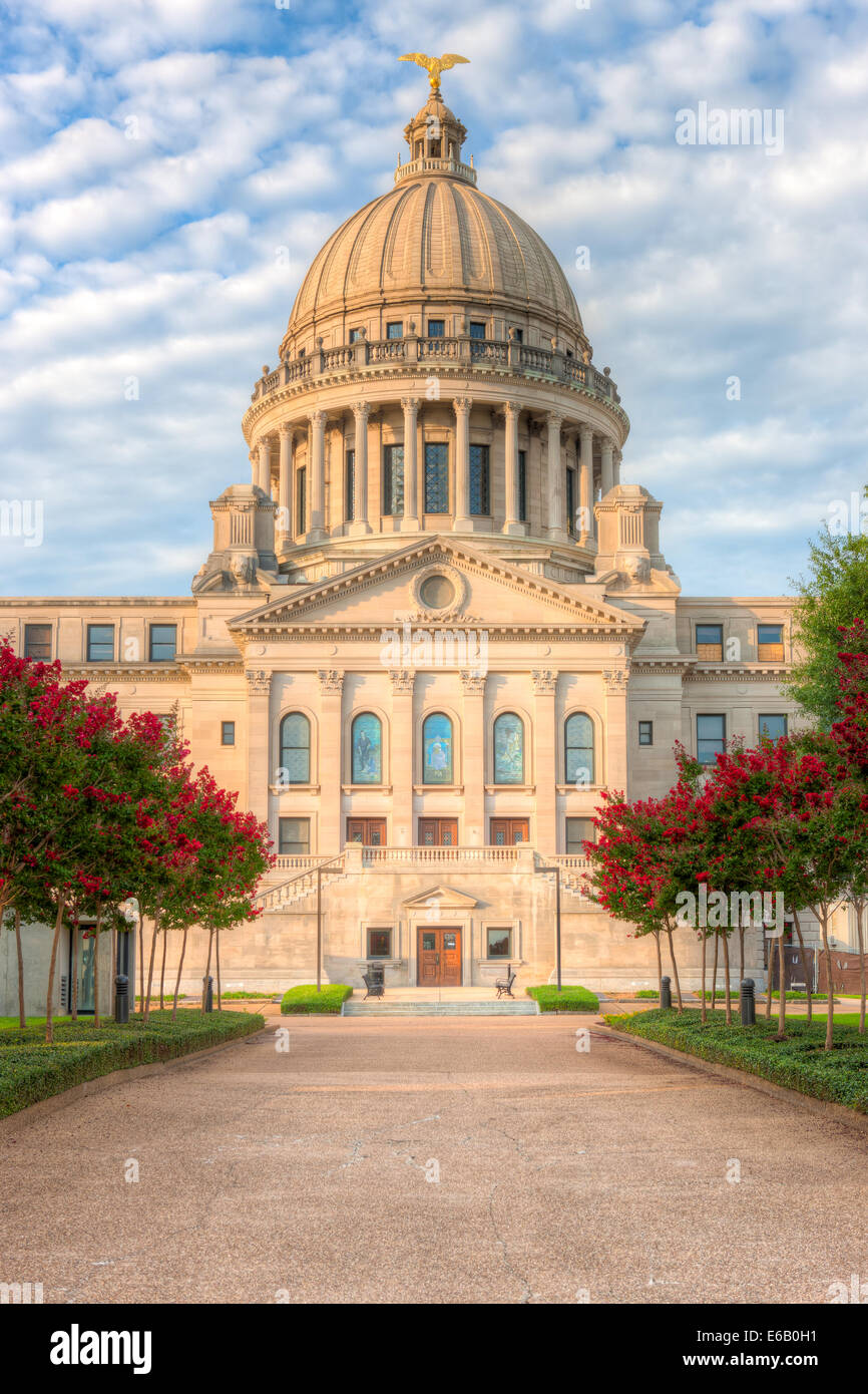 La Mississippi State Capitol e motivi, come visto da nord, su una mattina d'estate a Jackson, Mississippi. Foto Stock