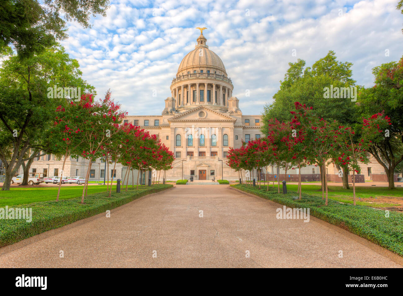 La Mississippi State Capitol e motivi, come visto da nord, su una mattina d'estate a Jackson, Mississippi. Foto Stock