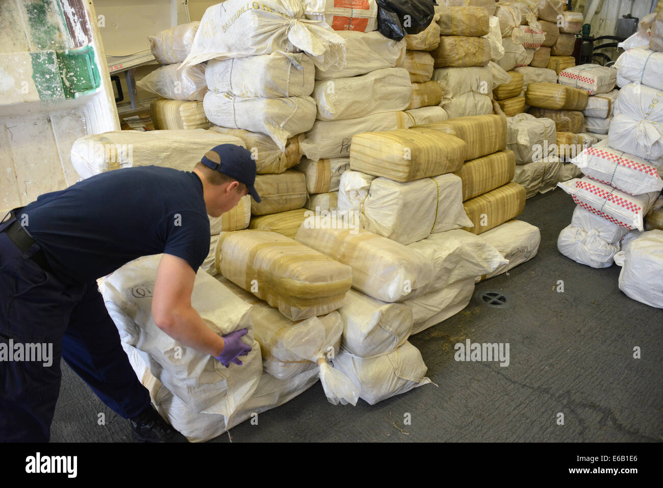 Stati Uniti Costa guardie a bordo della sicurezza marittima taglierina, grandi USCGC Stratton (WMSL 752) offload si stima che 12.000 libbre di Foto Stock