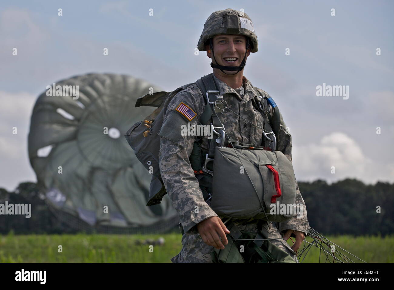 Stati Uniti Army Sgt. Robert Hull, assegnato alla forza comune sede, Georgia esercito nazionale Guard, sorride dopo lo sbarco su una zona di caduta con la sua MC-6 paracadute durante Leapfest XXXI a ovest di Kingston, R.I., e il Agosto 4, 2014. Leapfest era un paracadute airborne compet Foto Stock