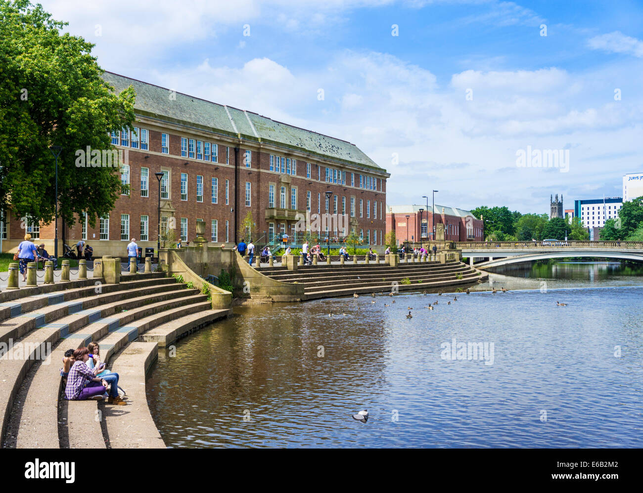 Fiume Derwent e casa Consiglio Derby City Centre Derby Derbyshire England Regno Unito GB EU Europe Foto Stock