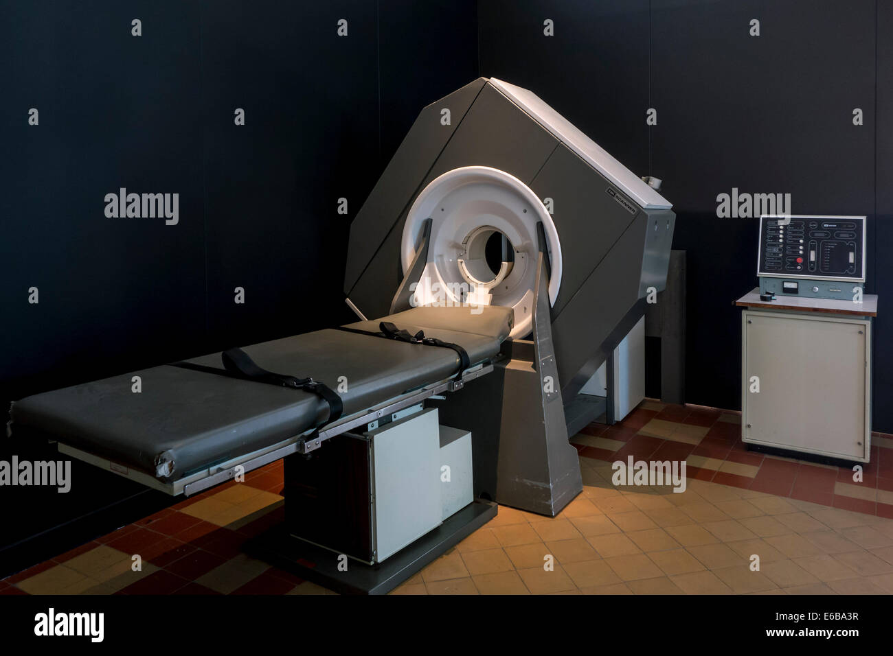 Scanner EMI, utilizzato per X-raying pazienti nel Dr Guislain museo sulla storia della psichiatria, Gand, Belgio Foto Stock