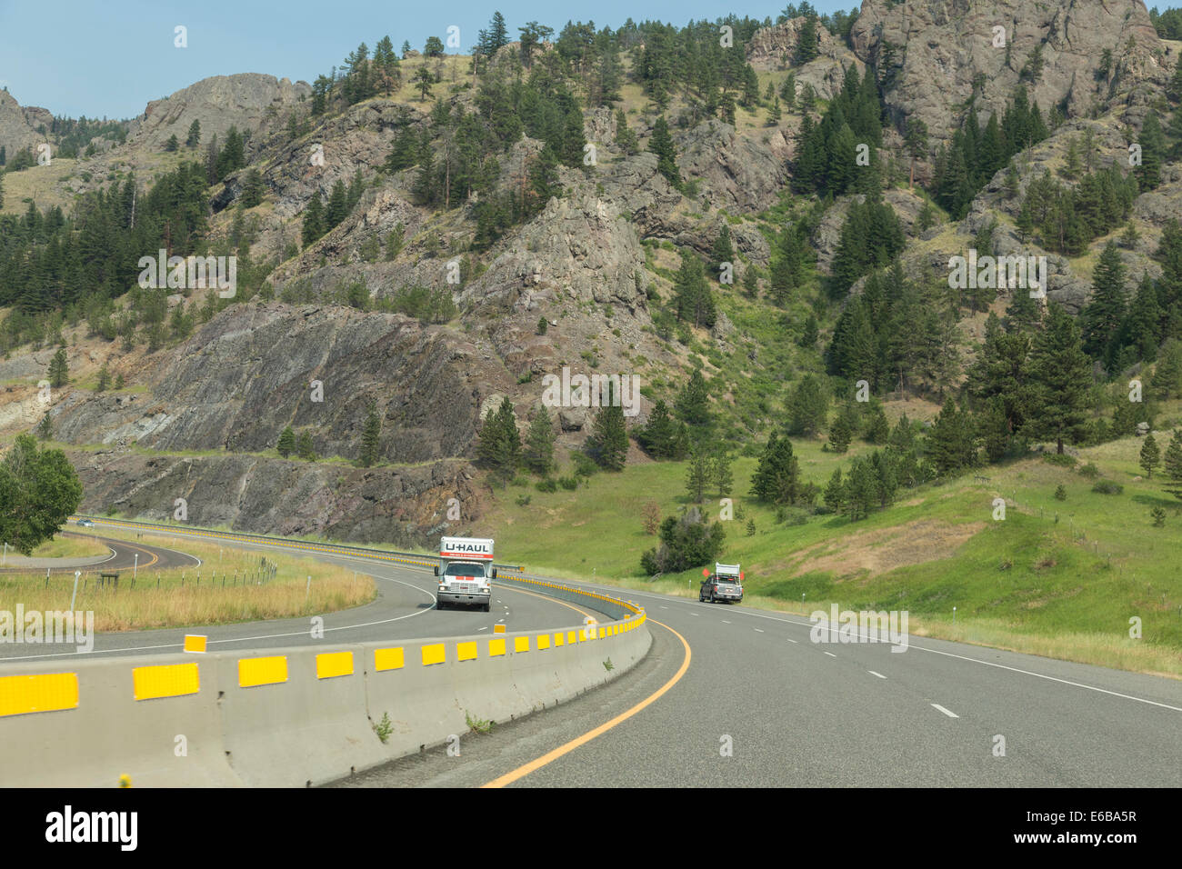 Barriera di traffico con illuminazione gialla patch, curvando autostrada, Interstate 15, Montana, USA Foto Stock