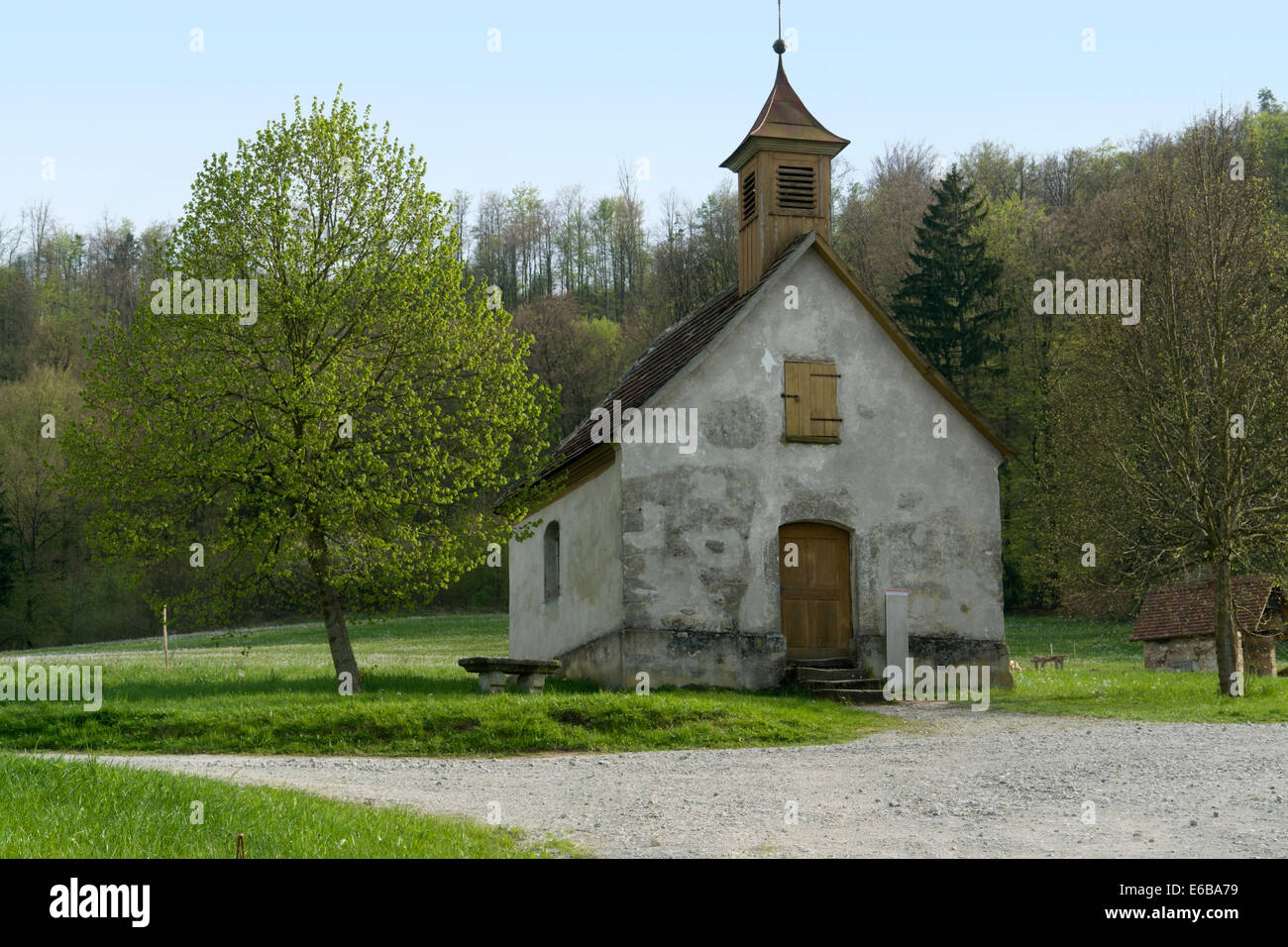 Piccola cappella pacifica in Wackershofen nel sud della Germania al tempo della molla Foto Stock