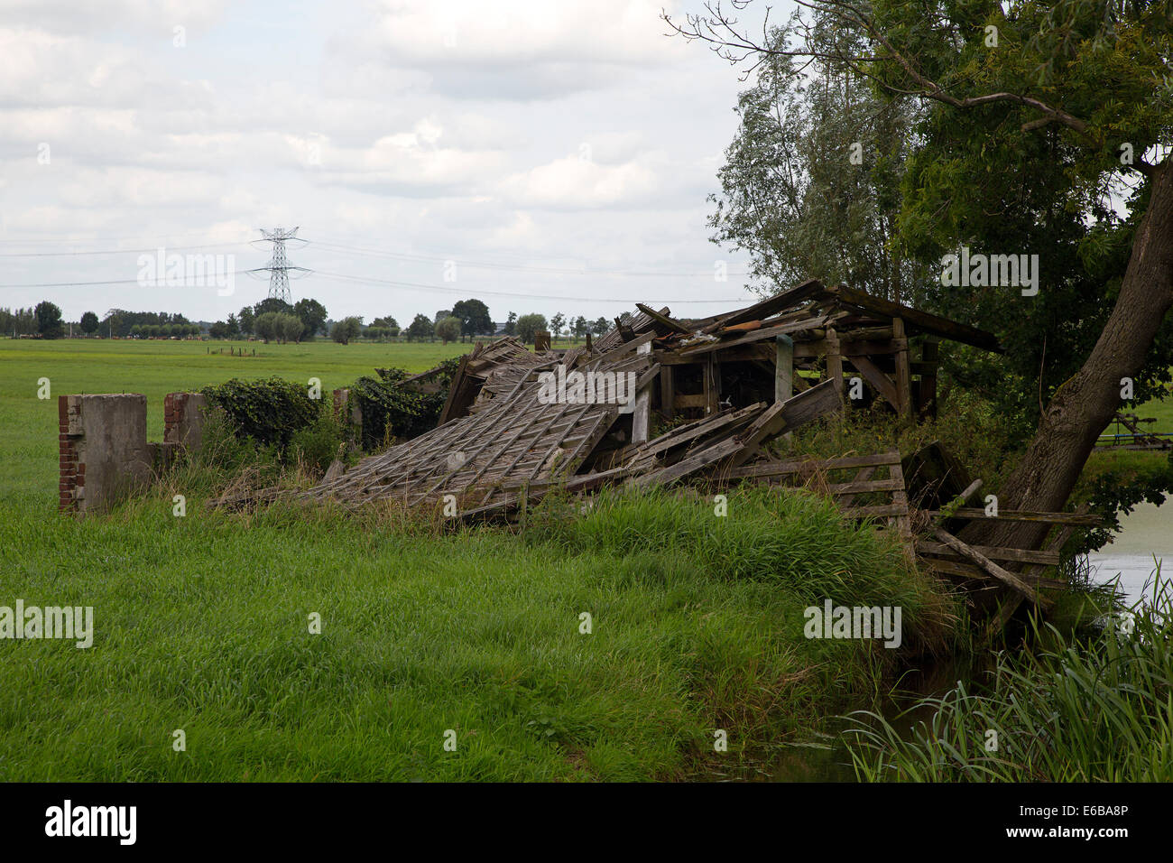 Fienile caduti, Oud-Alblas, South-Holland, Paesi Bassi Foto Stock