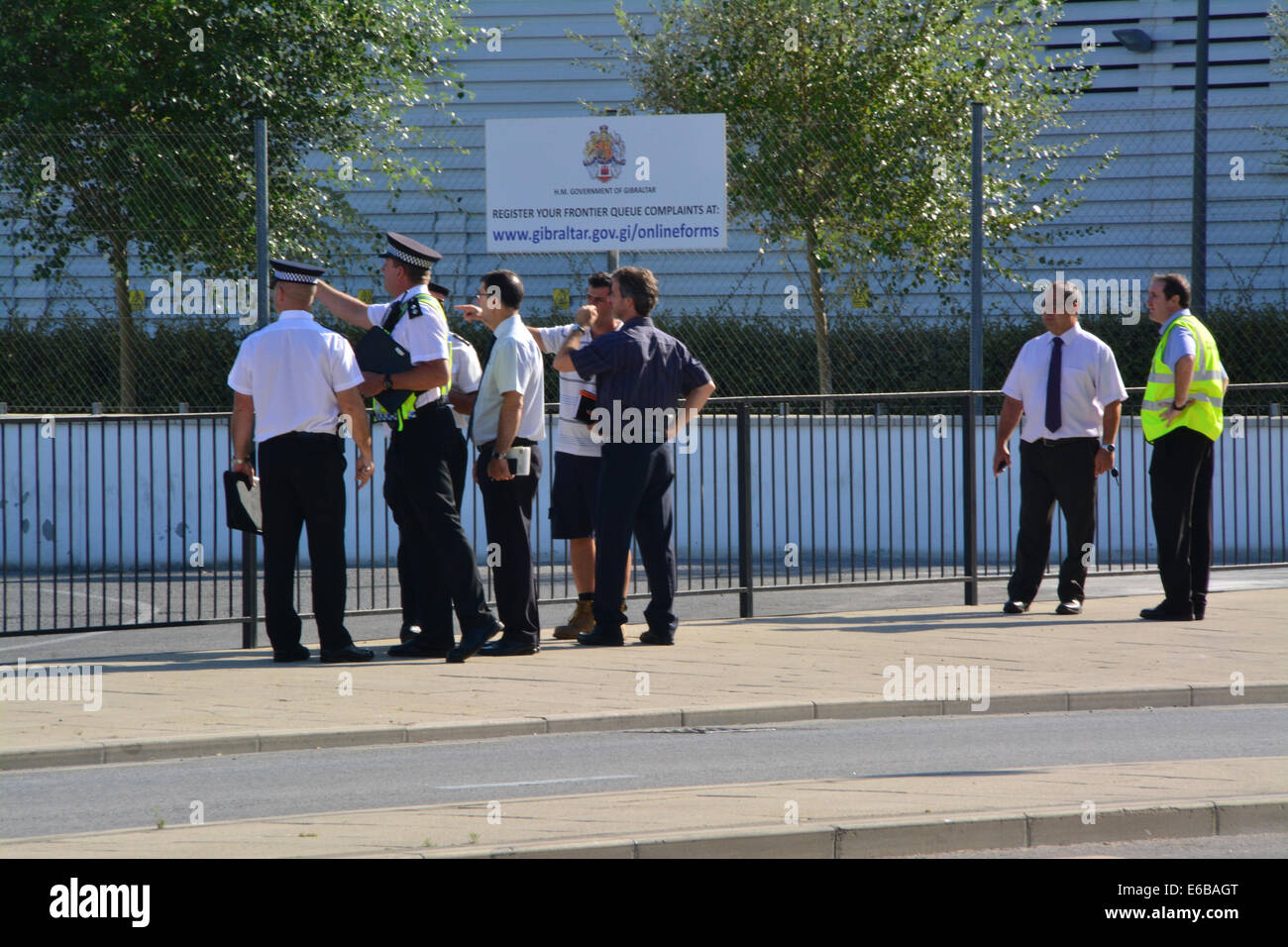 Gibilterra, 19 agosto 2014 - Senior classificato rappresentanti dalle dogane, Royal di Gibilterra e di polizia delle frontiere e le guardie costiere Agenzia sono oggi visto in un verbale di ispezione di frontiera. Un folto gruppo di funzionari in rappresentanza di ciascuna agenzia sono stati visti ispezione insieme il Commercial i punti di entrata e di uscita, punti di protezione alla frontiera, il flusso del traffico e di altre strutture nella zona. Il controllo avviene in un momento in cui i controlli alle frontiere e la sicurezza sono al centro della attenzione dei media. Credito: Stephen Ignacio/Alamy Live News Foto Stock