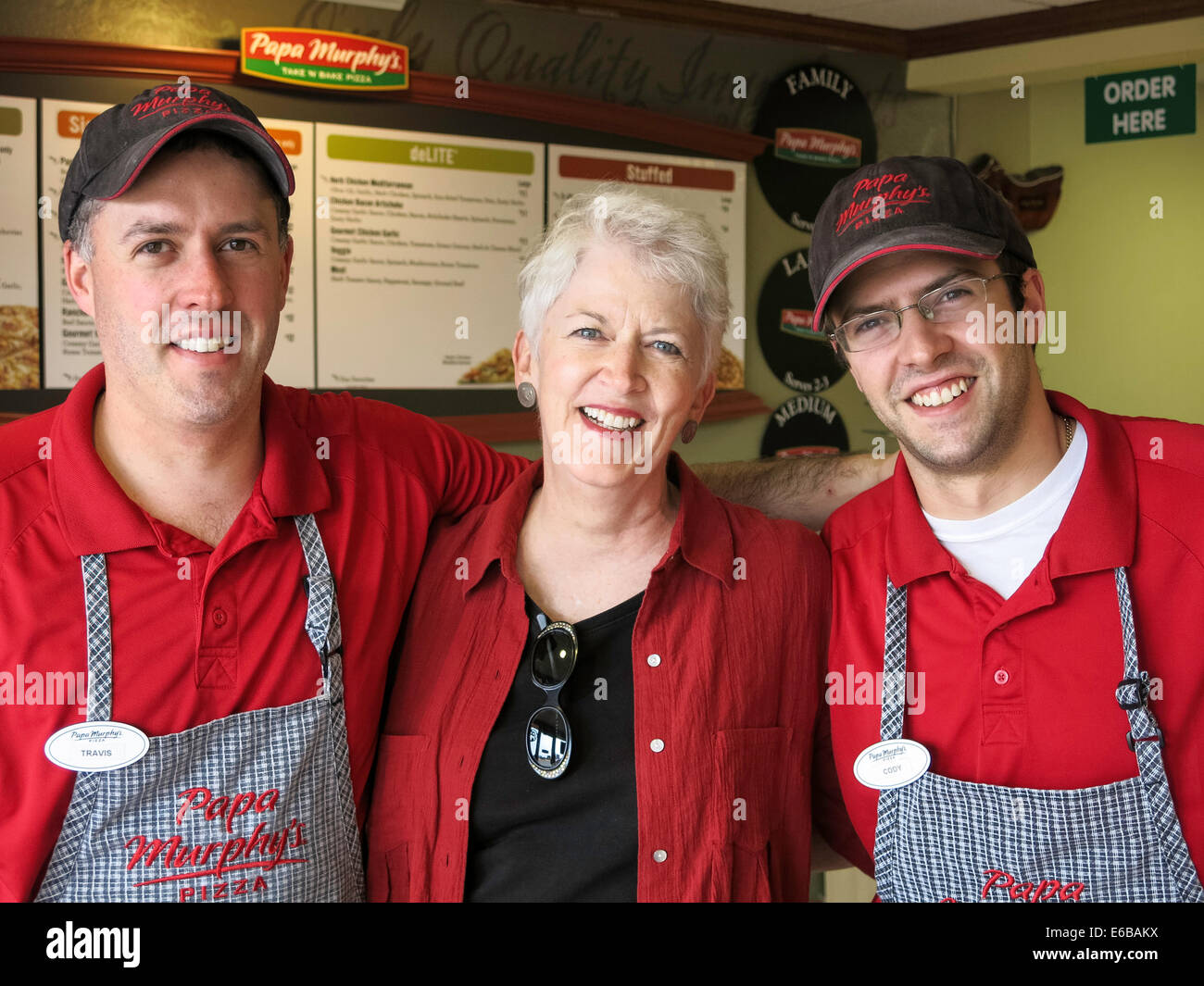 Cliente soddisfatto con i proprietari di piccole imprese di Pizza Shop, STATI UNITI D'AMERICA Foto Stock