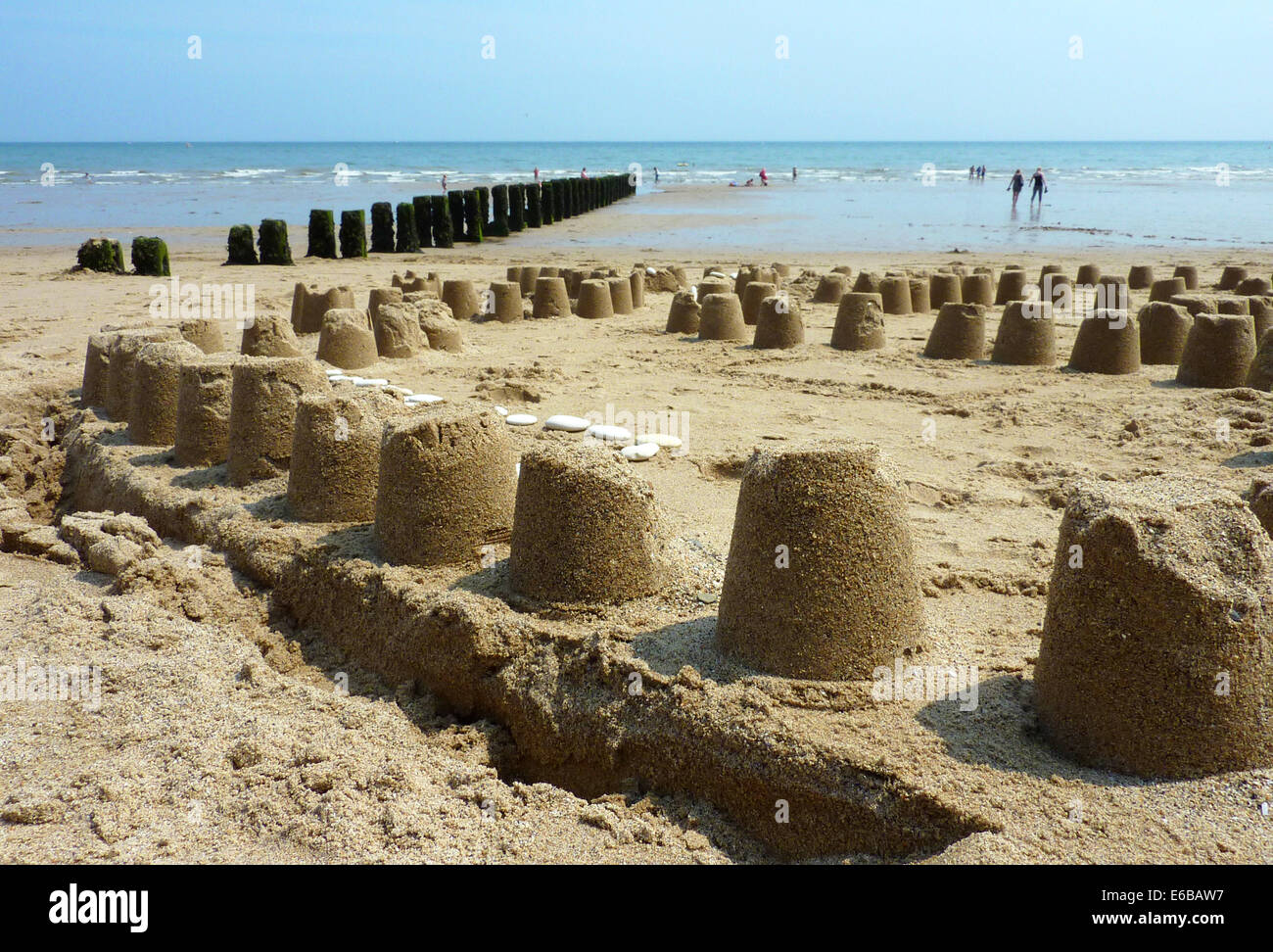 Castelli di Sabbia sulla spiaggia di Bridlington sul lazy giornata di sole Foto Stock
