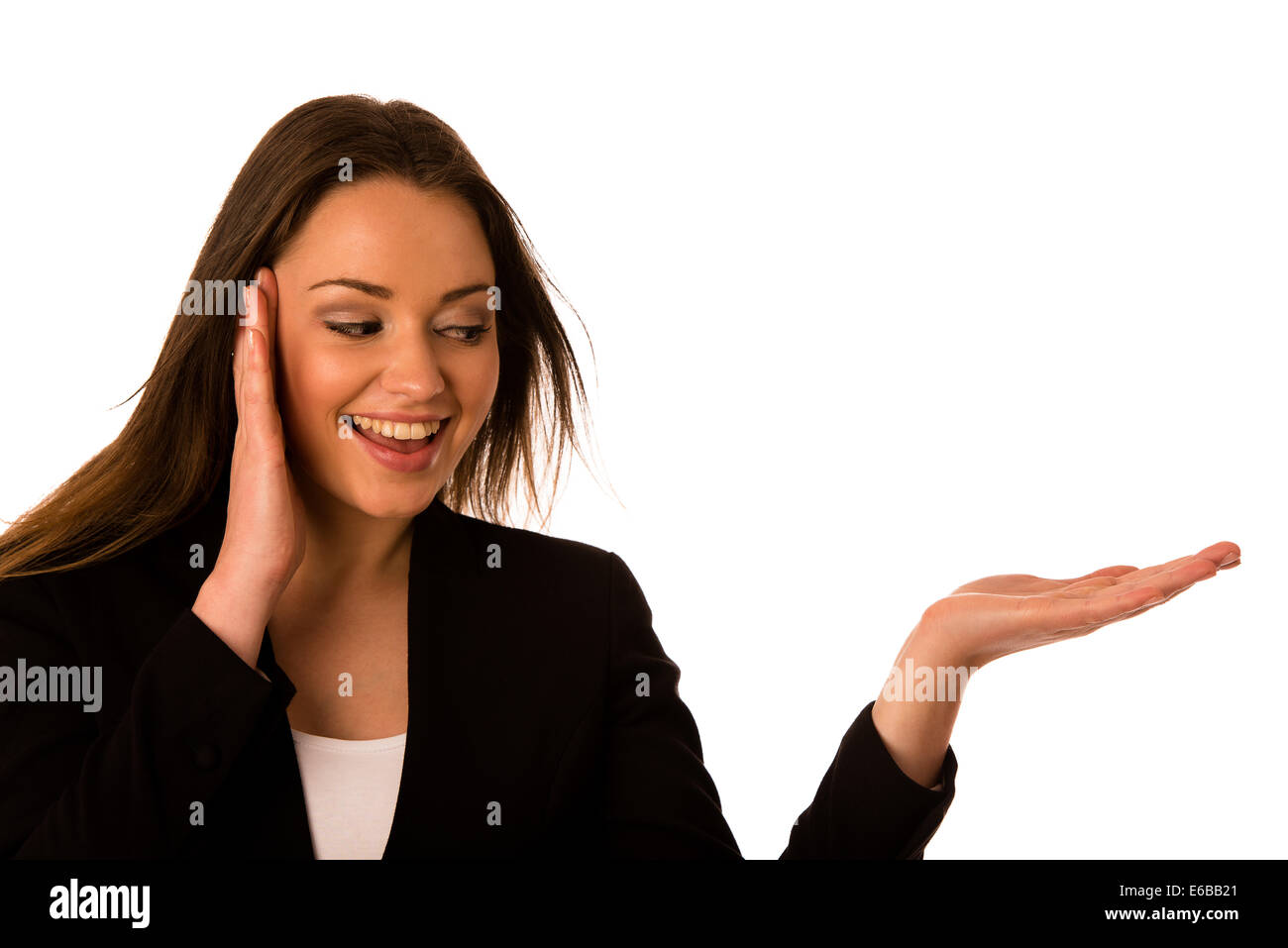 Pretty asian business caucasica donna che guarda fiducioso nella copia spazio isolato Foto Stock