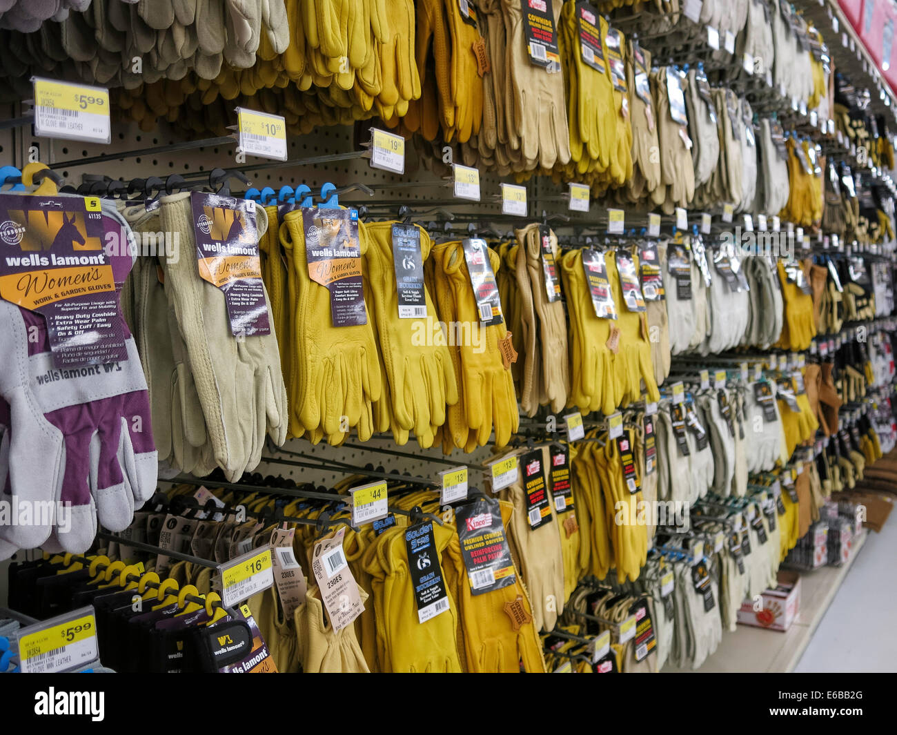 Lavoro parete guanto, Big R Ranch Store, Great Falls, Montana, USA Foto Stock