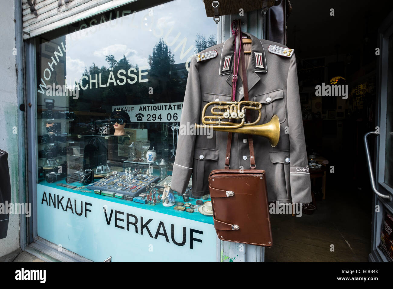 Negozio di antiquariato la vendita di articoli militari nel quartiere Friedrichshain di Berlino Germania Foto Stock