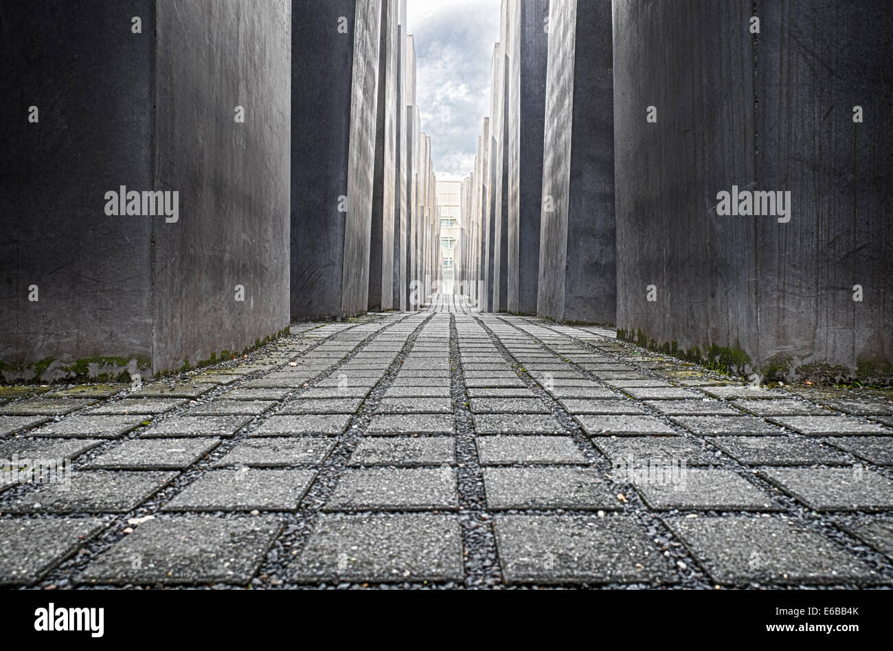 Vista dentro il memoriale dell'Olocausto (Memoriale al assassinato ebrei d'Europa) a Berlino Germania Foto Stock