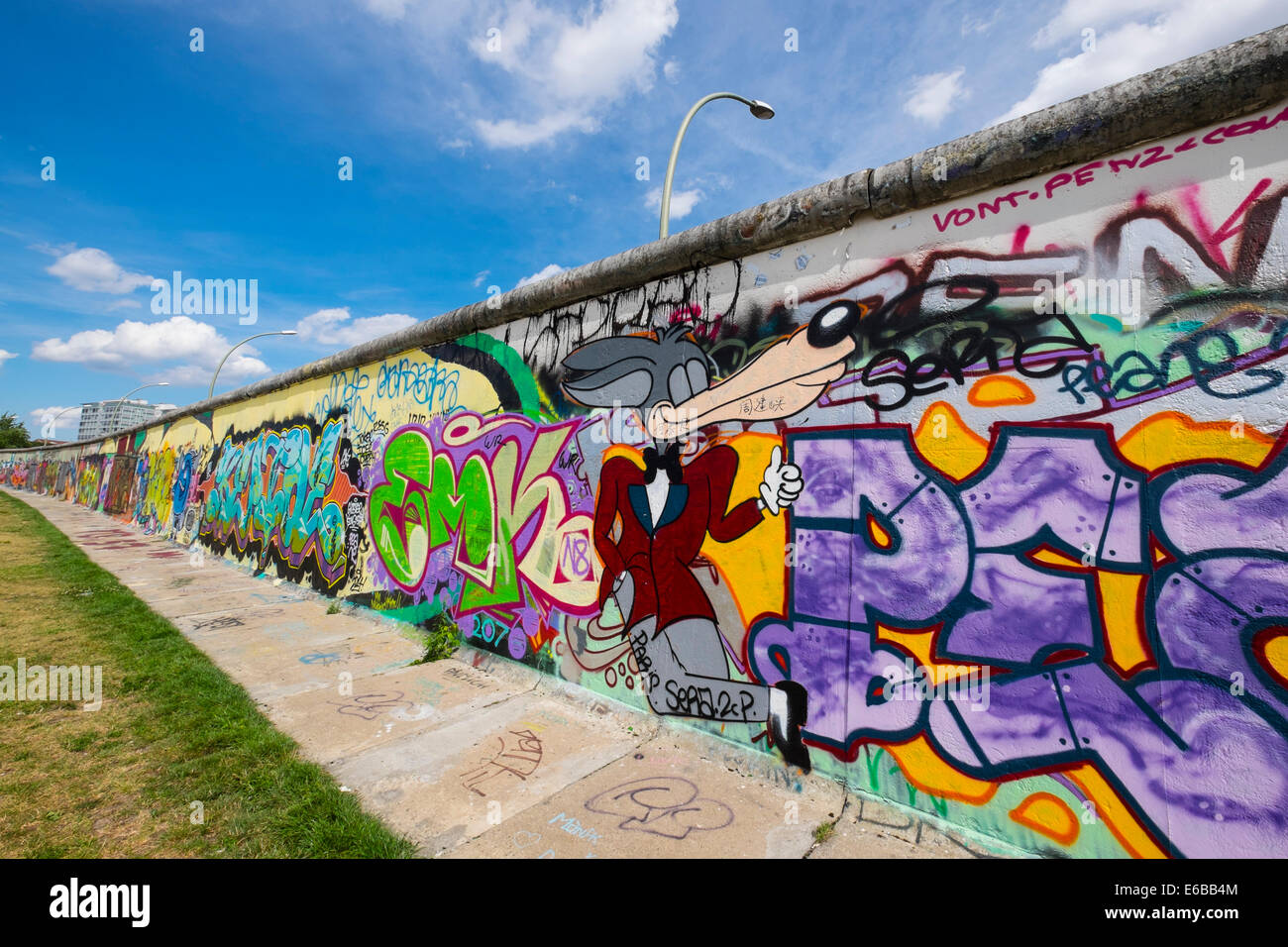 I graffiti sulla sezione originale del muro di Berlino a East Side Gallery a Friedrichshain di Berlino Germania Foto Stock