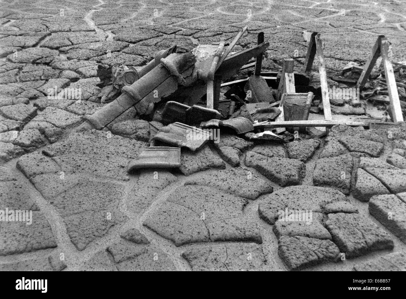 Devastato Villaggio sepolto sotto un mare di fango caldo dopo la catastrofe di lapindo sidoarjo east java indonesia Foto Stock