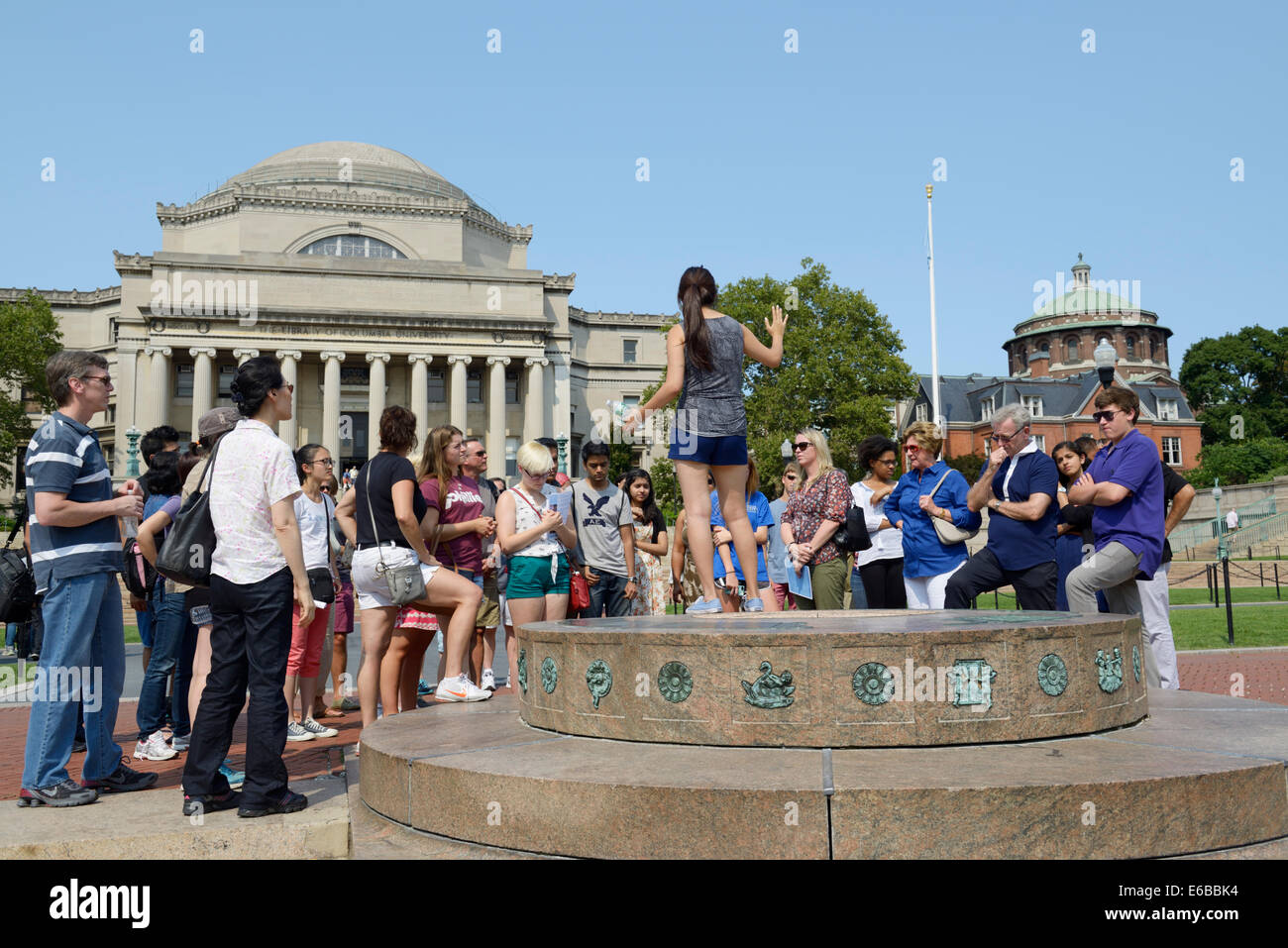 Il leader degli studenti offre un tour di ammissione nel centro del campus, università di Columbia Foto Stock