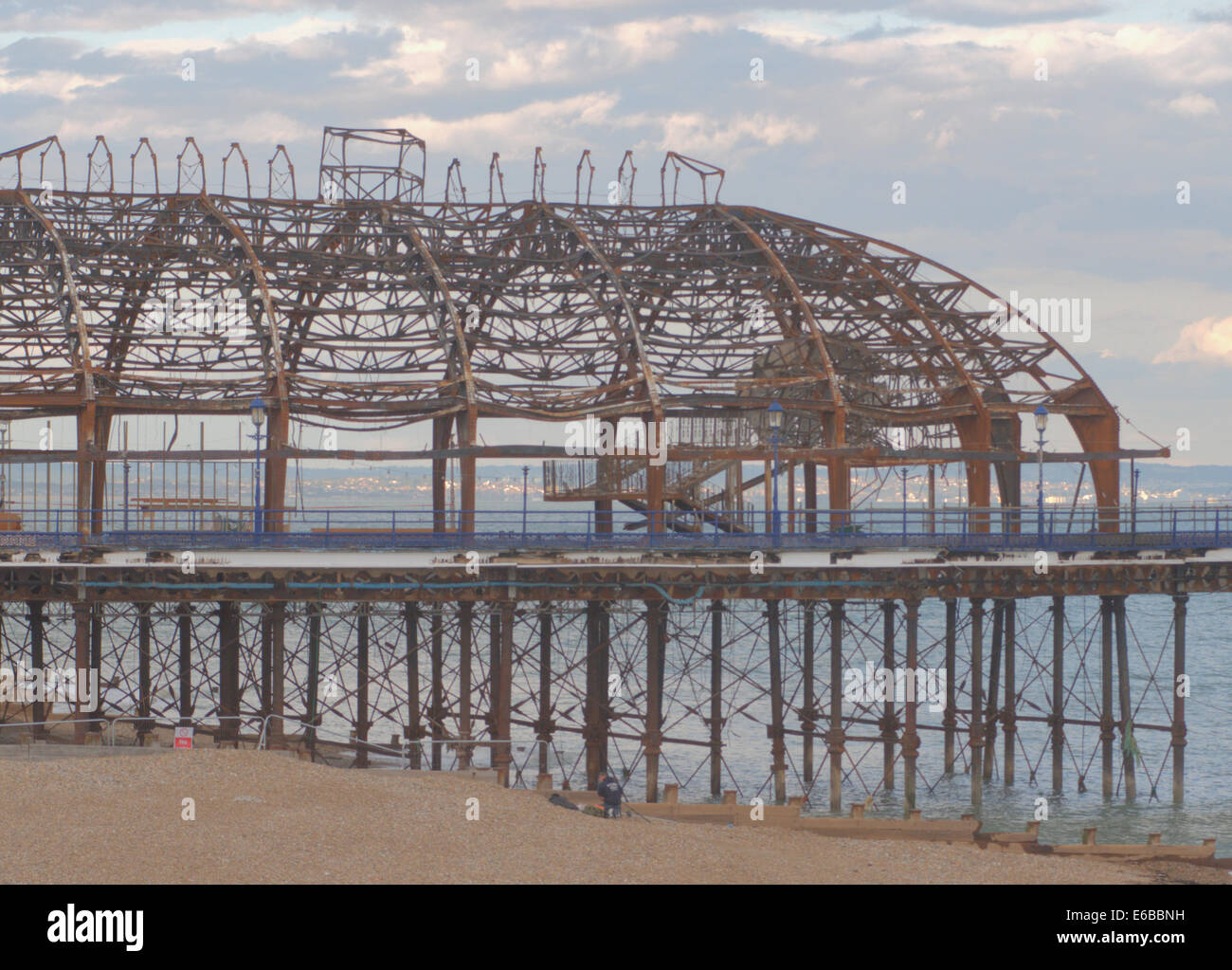 Eastbourne, East Sussex, Regno Unito. 19 Agosto, 2014. Un operaio è morto mentre lavorano sul fuoco Eastbournes danneggiato pier struttura. Questa tragedia arriva dopo il fuoco senza lesioni e il successo di un evento Airbourne.. Molto triste in realtà.. Credito: David Burr/Alamy Live News Foto Stock