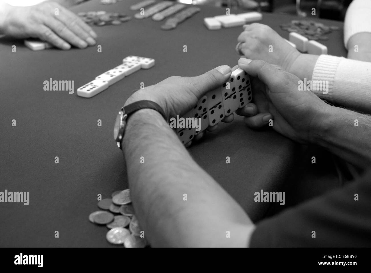 I giocatori che giocano un tradizionale gioco di domino a un lavoro club mens England Regno Unito Foto Stock