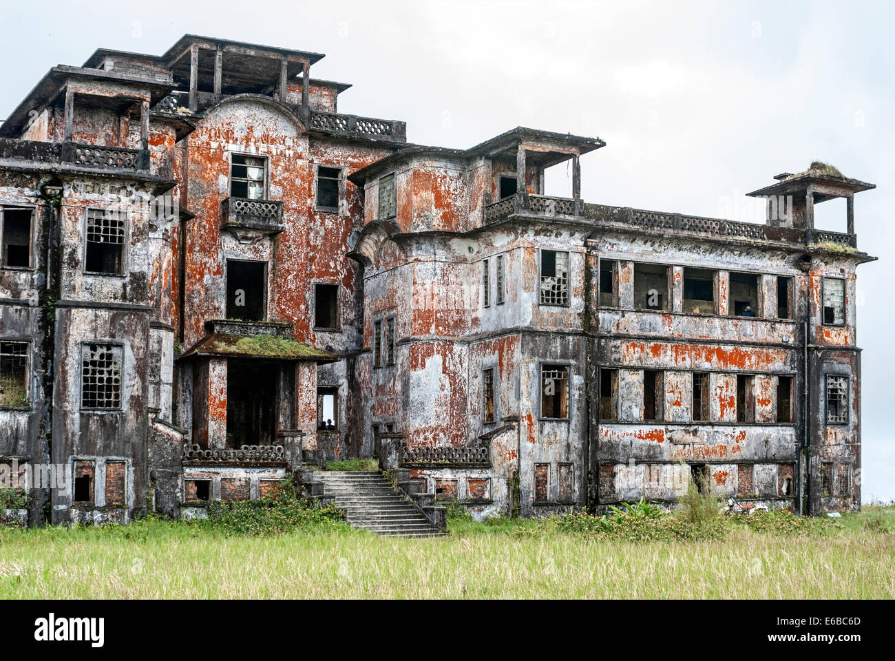 Bruciato la rovina dell'ex casinò e hotel al Bokor Hill Station a Phnom Bokor (Bokor Mountain), Cambogia. Foto Stock