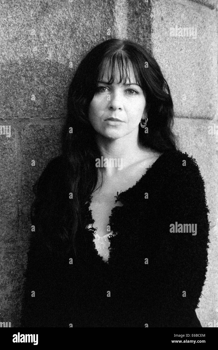 Piuttosto giovane donna con lunghi capelli scuri in posa per un ritratto in saint malo Bretagna Francia Foto Stock