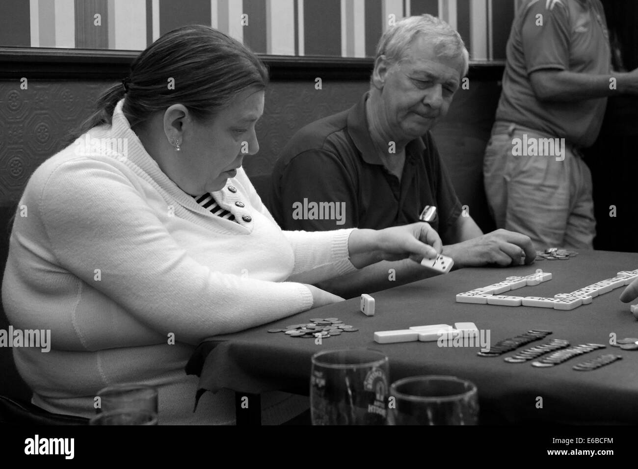 I giocatori che giocano un tradizionale gioco di domino a un lavoro club mens England Regno Unito Foto Stock
