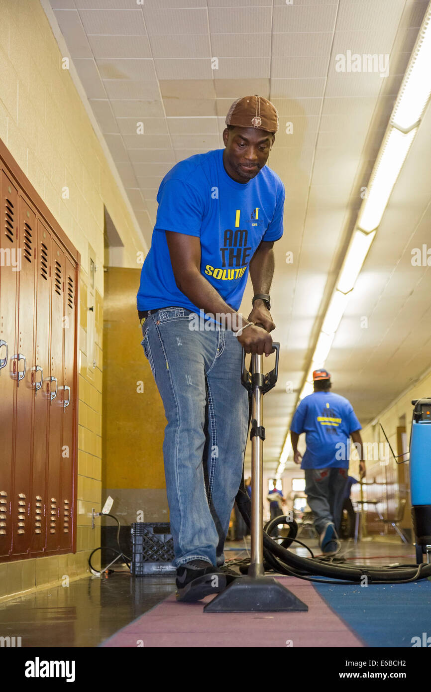 Detroit, Michigan - Volontari pulire e riparare Mann Scuola Elementare durante una settimana di comunità iniziativa di miglioramento. Foto Stock