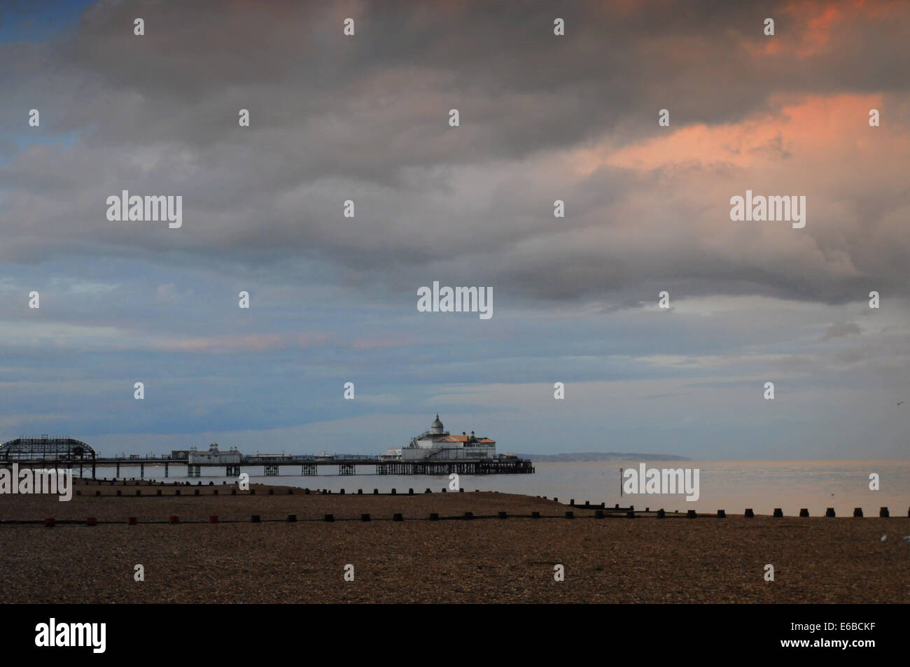 Eastbourne, East Sussex, Regno Unito. 19 Agosto, 2014. Nuvole sopra il molo stasera dove un operaio è morto mentre lavorano sul fuoco struttura danneggiata. Egli è stato portato in ospedale in aereo ambulanza. Molto triste notizia dopo il fuoco senza lesioni e il successo di un evento Airbourne.. Credito: David Burr/Alamy Live News Foto Stock